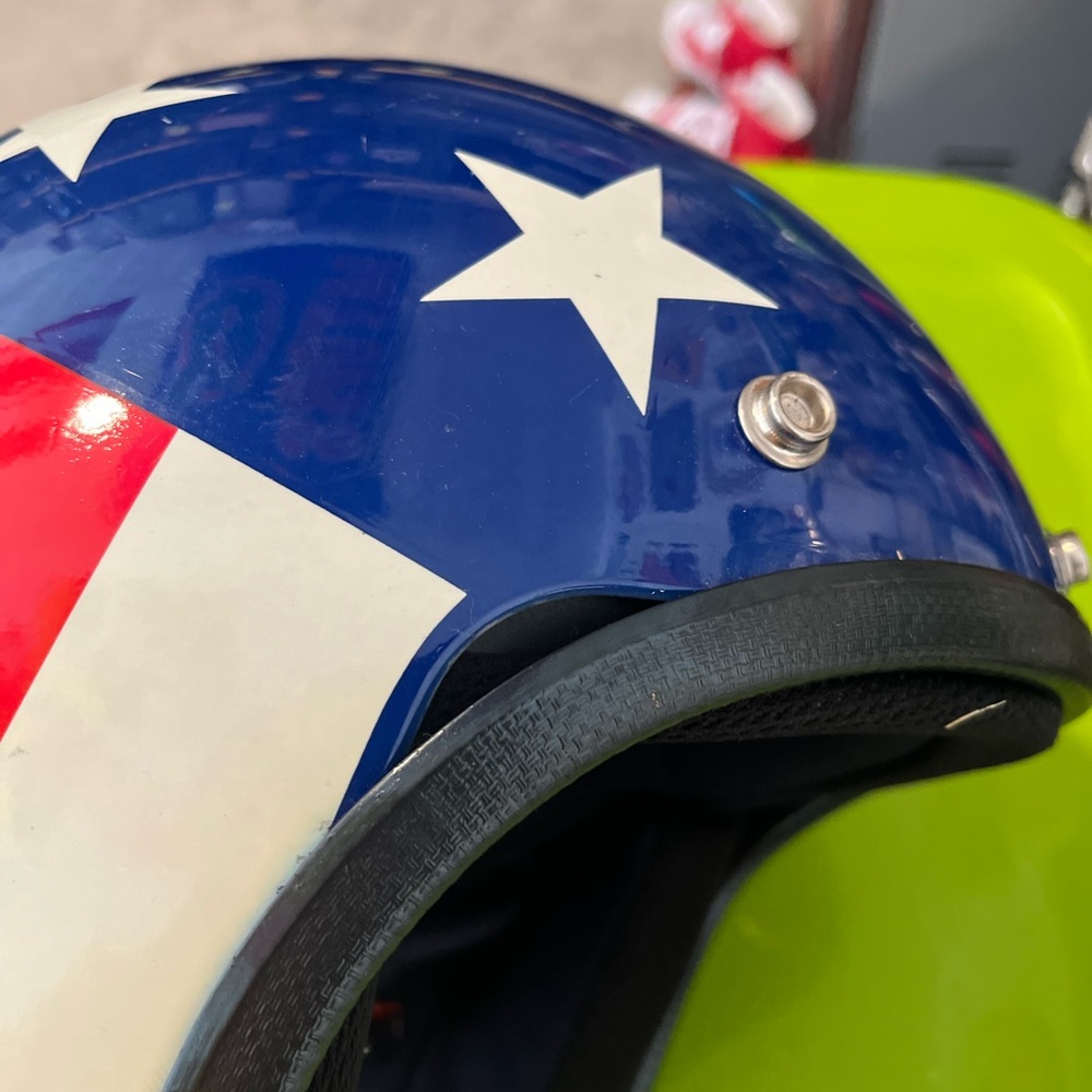 Captain America Helmet - Picture 5 of 9